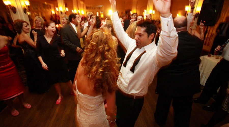 6 Ways to Maximize Dancing At Your Wedding